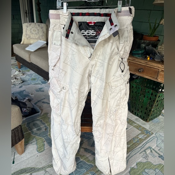 Fabulous 686 men’s snowboard/ski jacket and pants. Size small. Selling together - Picture 9 of 15
